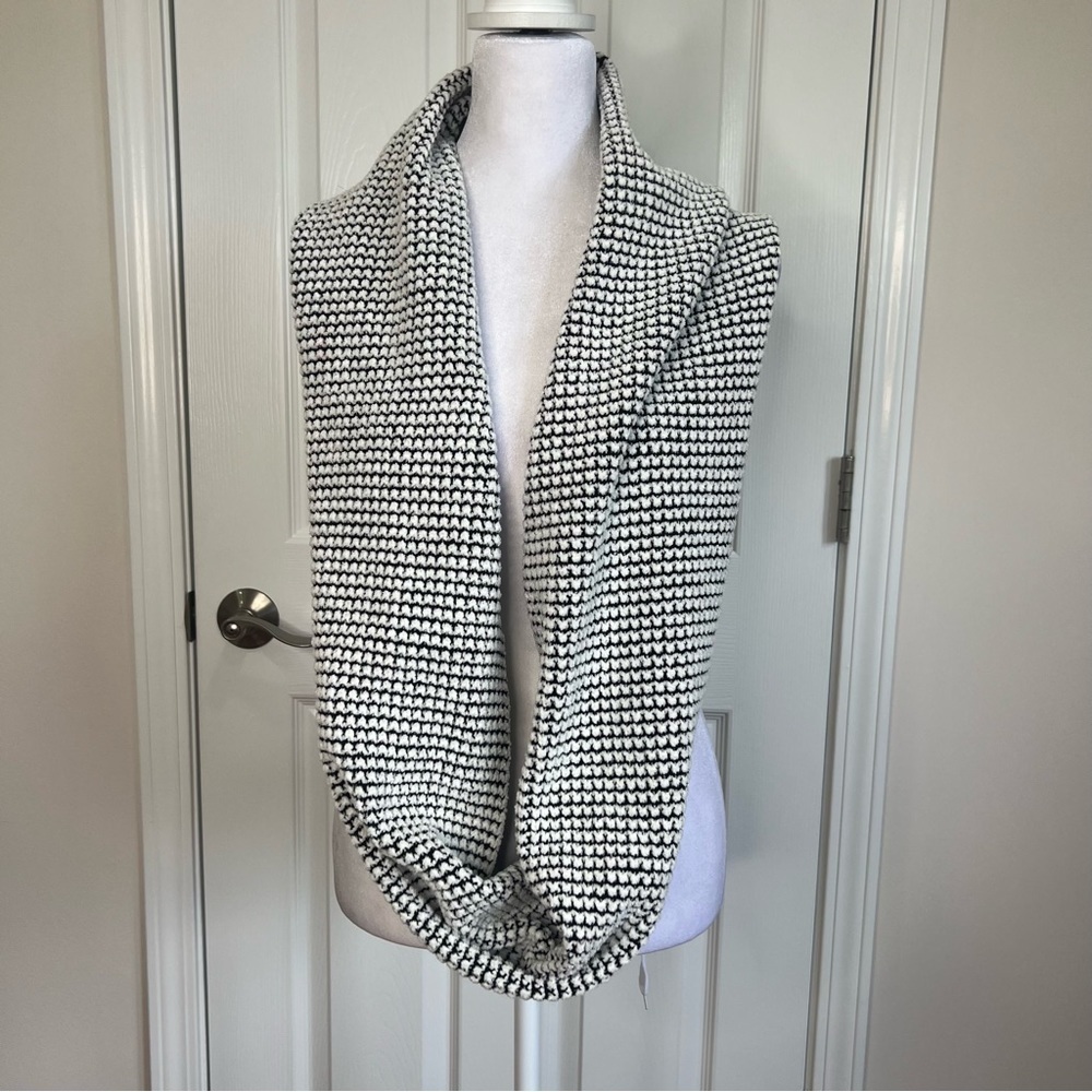 ! NWT. Calvin Klein Infinity Loop Scarf Black White